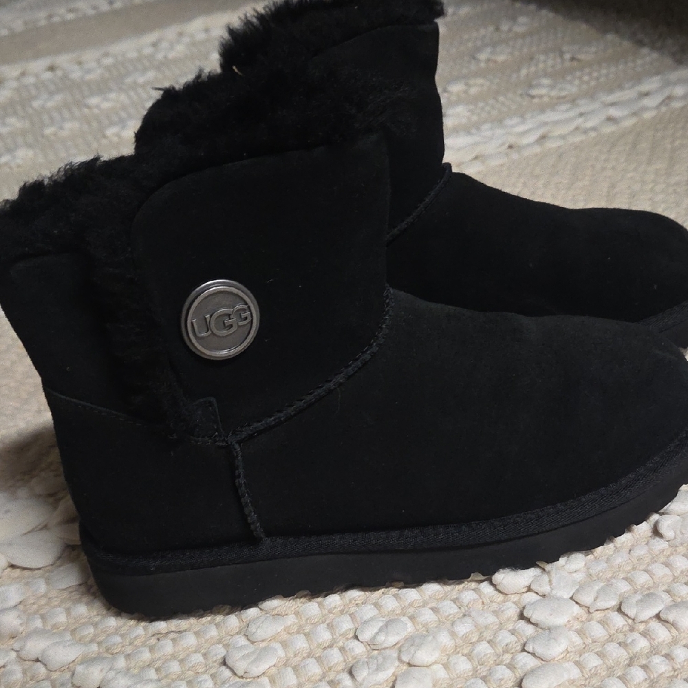 UGG Women's Mini Bailey Snaps Sz7